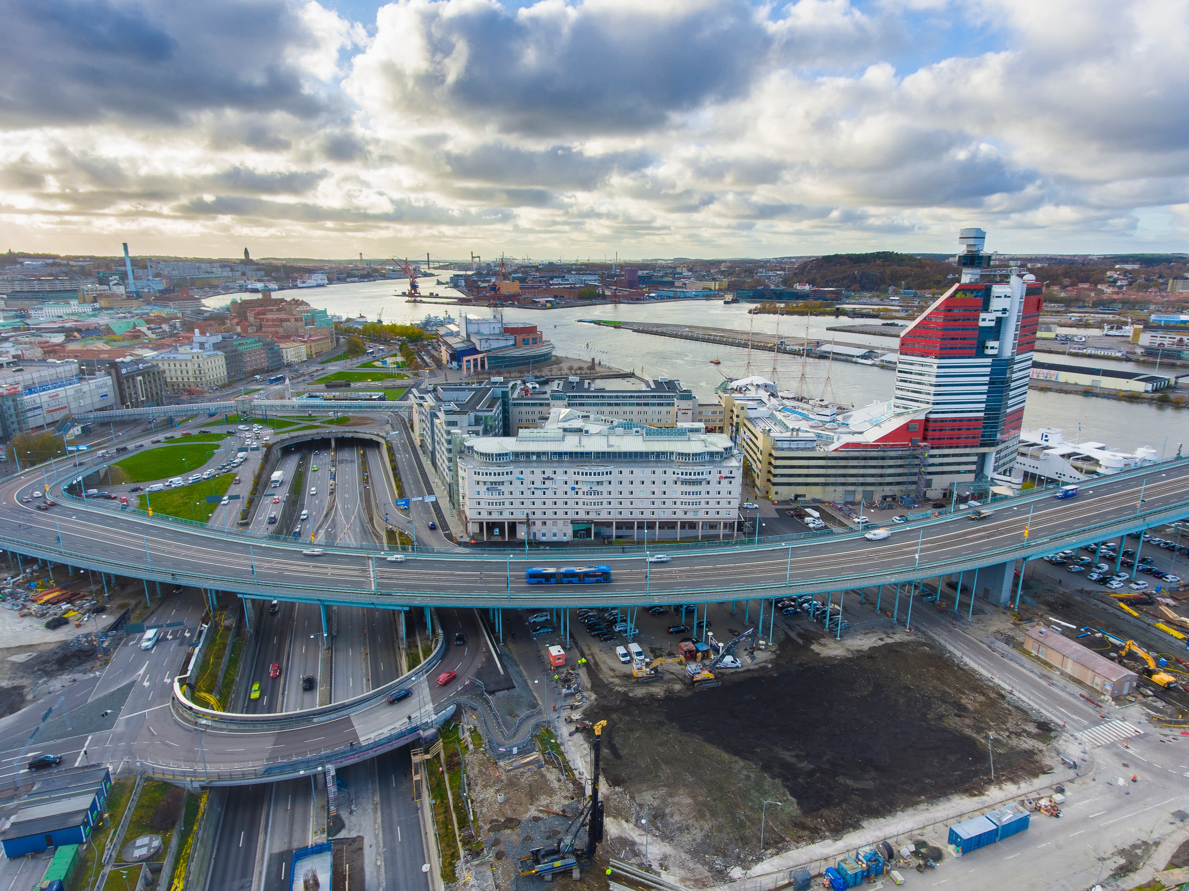 Flygfoto över en byggarbetsplats vid Göta älv i Göteborg