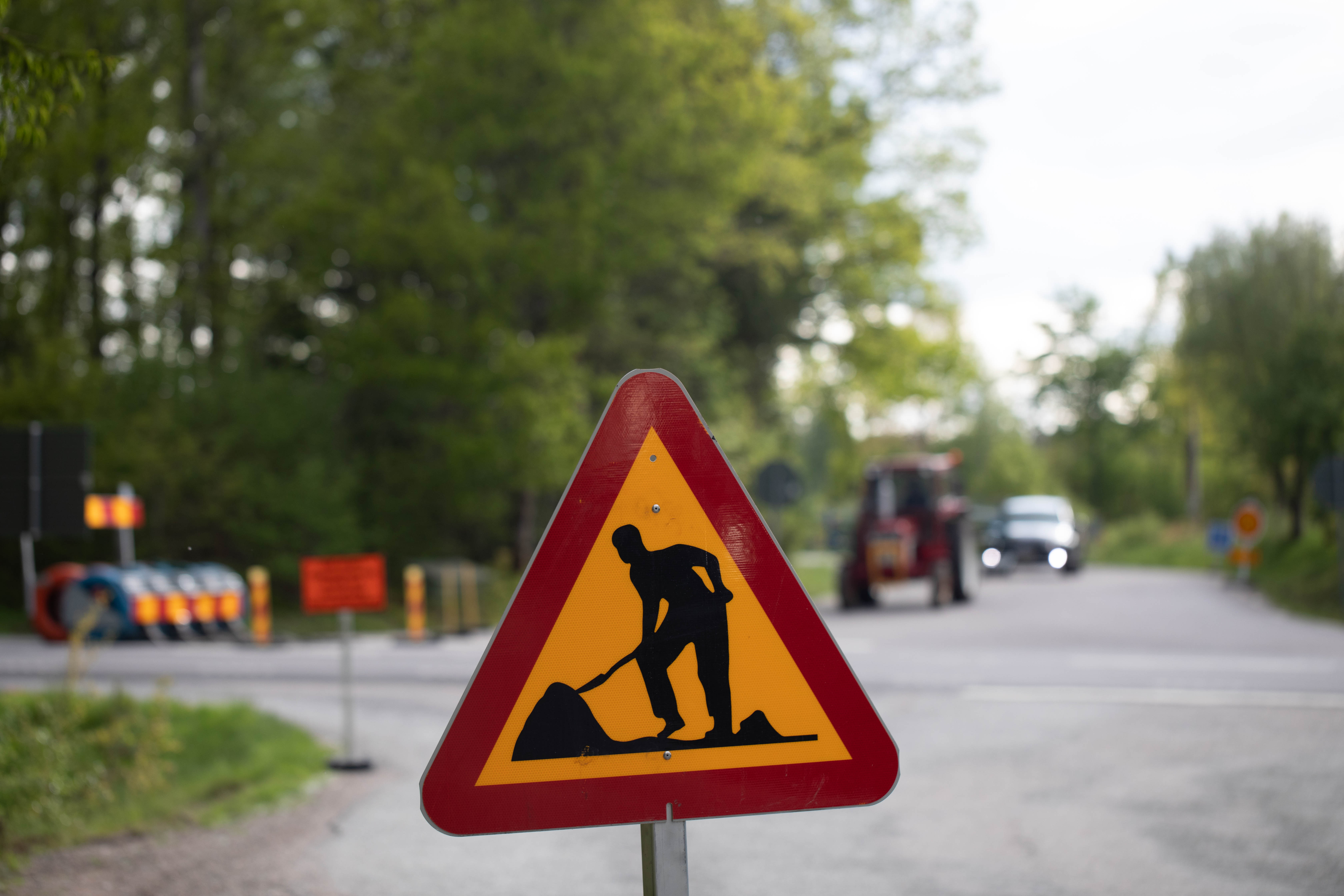 Varningsskylt för vägarbete vid en väg